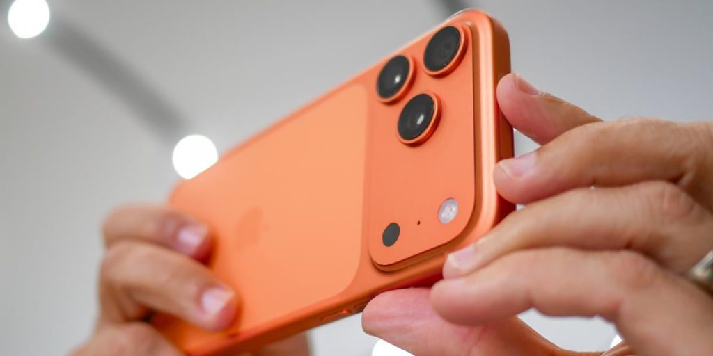 Владелец оранжевого iPhone 17 жалуется, что его смартфон сменил цвет на розовый