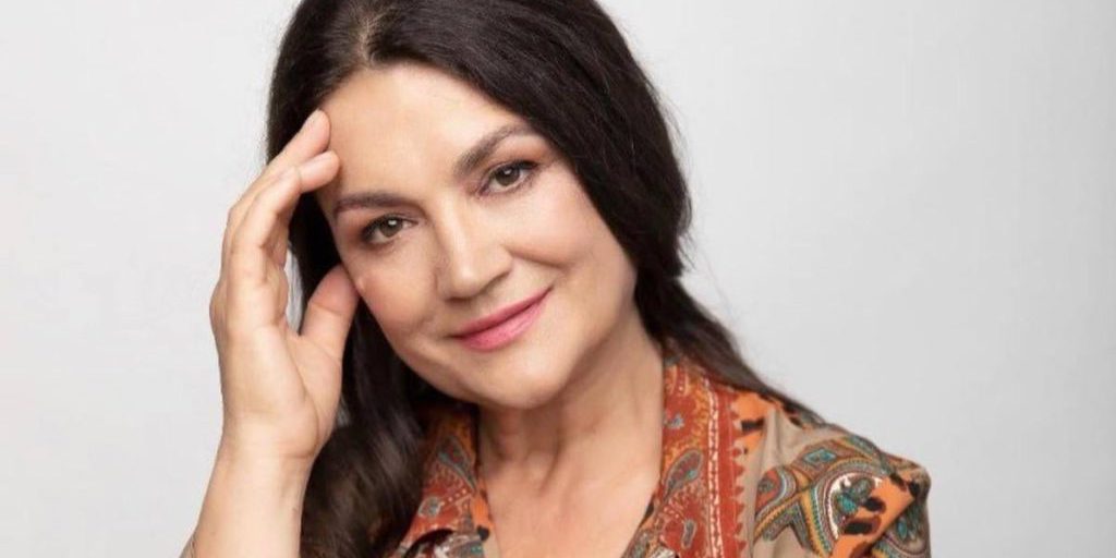 Natasha Sumskaya condivide un'immagine d'archivio con la madre sui social: un gesto che rivela un lato più personale della sua vita