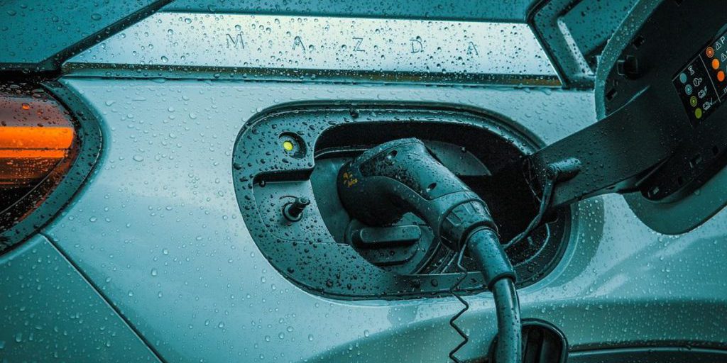 Могут ли электромобили создать угрозу для энергосистемы Украины: эксперты дали ответ