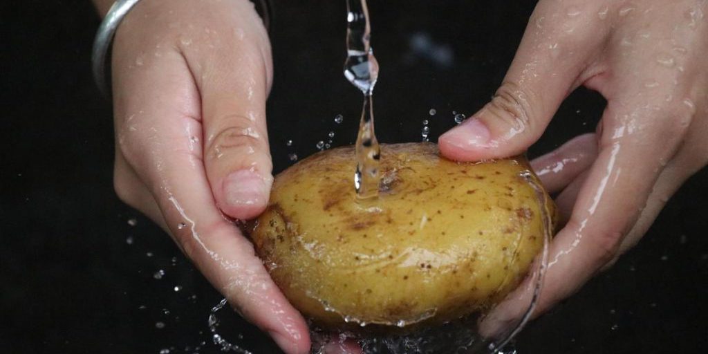 Где лучше хранить картофель, чтобы он долго не портился: эксперты дали совет