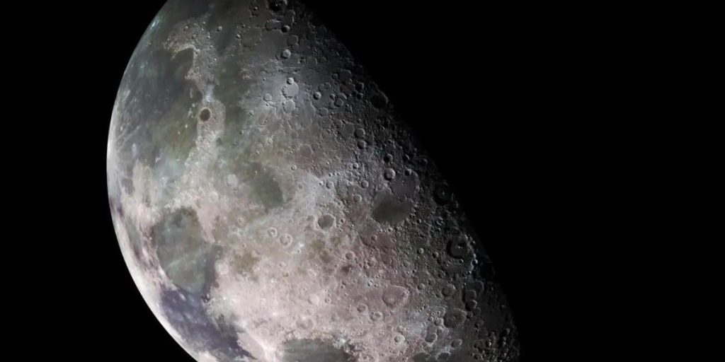 Scoperta epocale sulla Luna: enormi giacimenti di metalli rari e acqua intrappolata, un nuovo capitolo per l'esplorazione spaziale