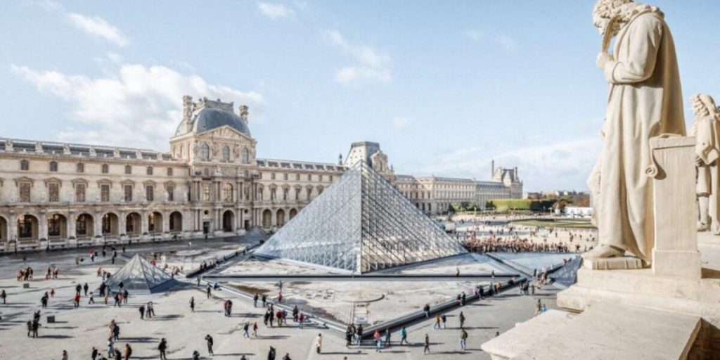 Furto sensazionale al Museo del Louvre: rubati nove preziosi oggetti dalla collezione di Napoleone e dell'imperatrice