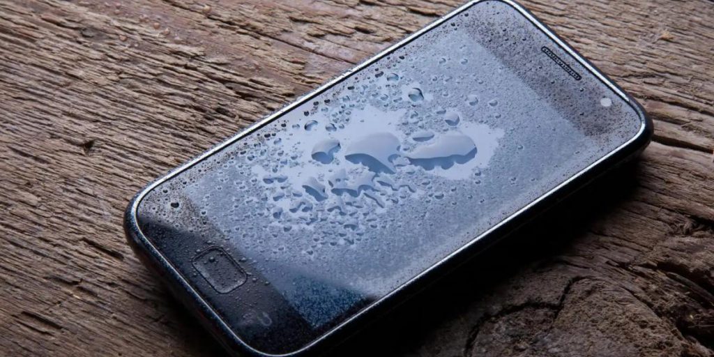 Come Salvare il Tuo Smartphone se l'Acqua Entra nella Porta di Ricarica