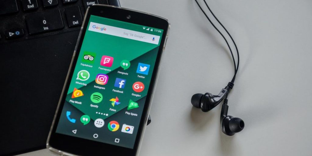 Почему не стоит класть телефон экраном вверх: 4 причины