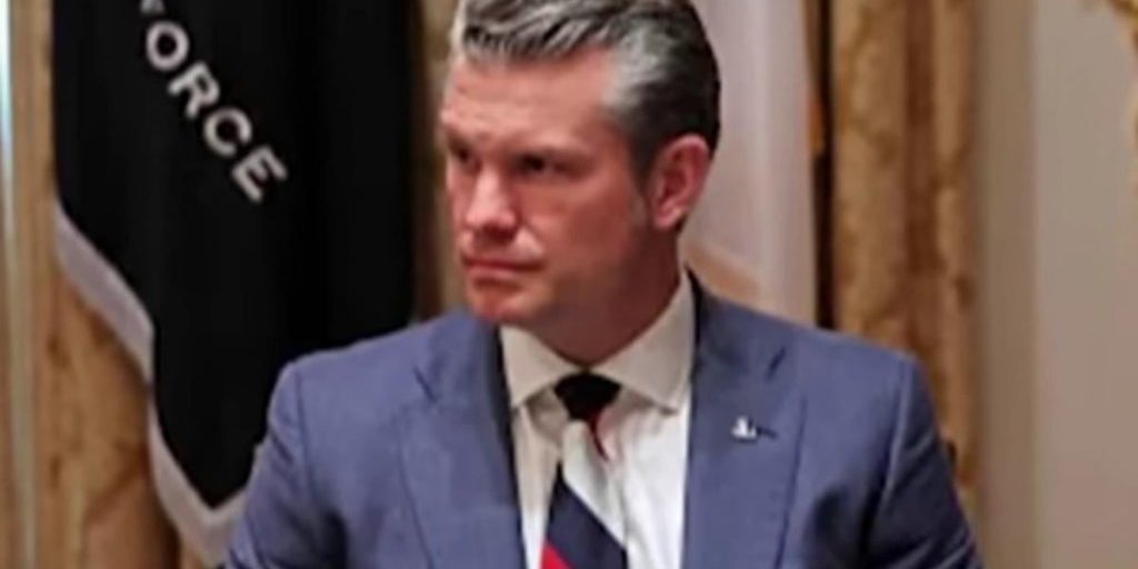 La Cravatta di Hegset: Il Pentagono Risponde alle Accuse di Propaganda Russa