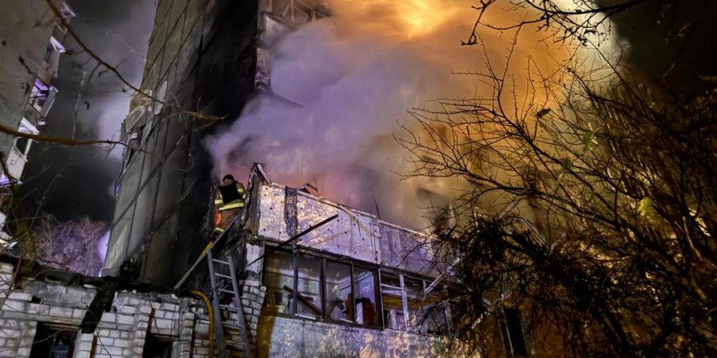 Attacco notturno russo in Ucraina: 13 feriti nella regione di Zaporižžja, conseguenze gravi e tensione nella regione