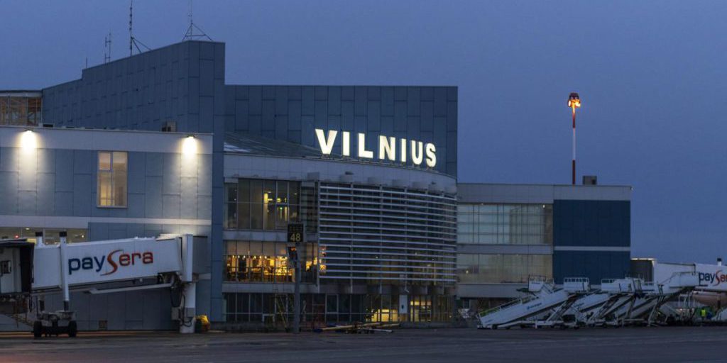 Aeroporto di Vilnius chiuso dopo massiccio attacco di palloncini con contrabbando dalla Bielorussia
