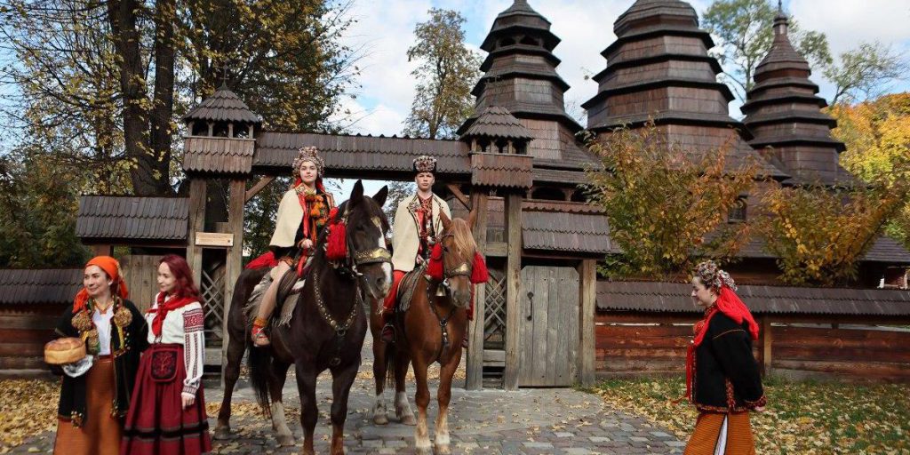 Как празднуют традиционную гуцульскую свадьбу: яркий фоторепортаж из Львова
