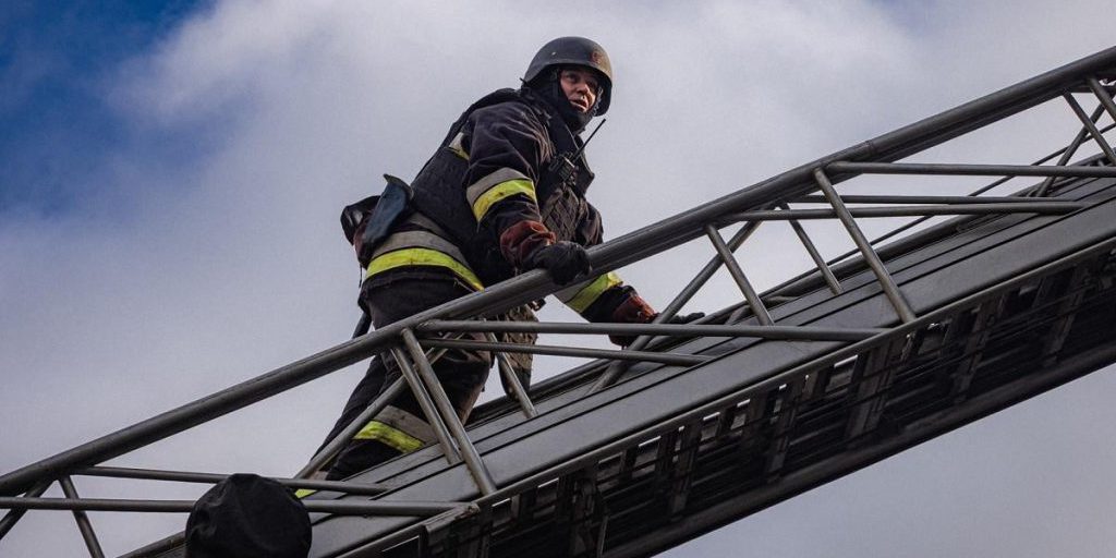 РФ атаковала Харьков авиабомбами, попав по предприятию и автобазе