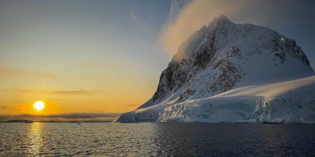 Некоторым айсбергам - тысячи лет: ученые раскрыли "цветной секрет" льдин-гигантов