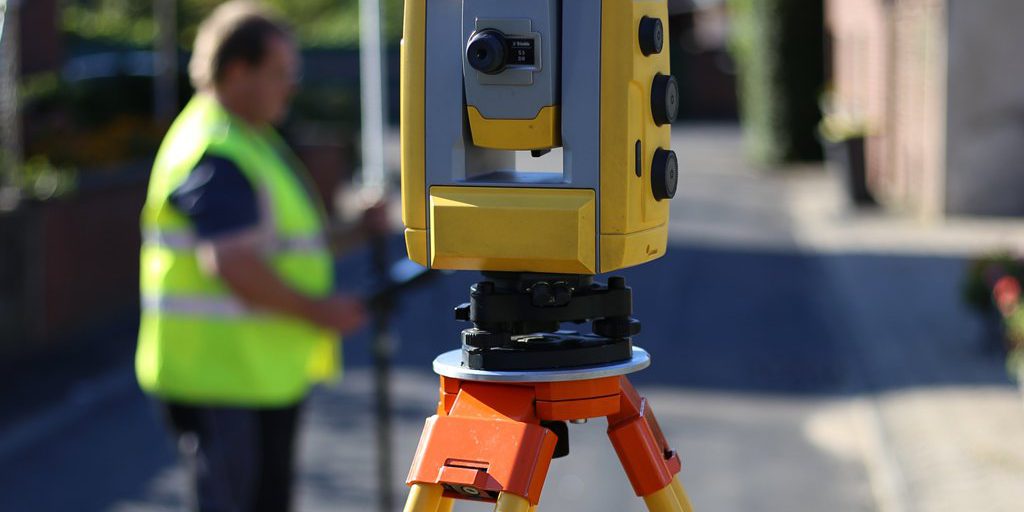 Inghilterra abolisce permessi ambientali per lavori di pre-costruzione: cosa cambia per le imprese e l'ambiente