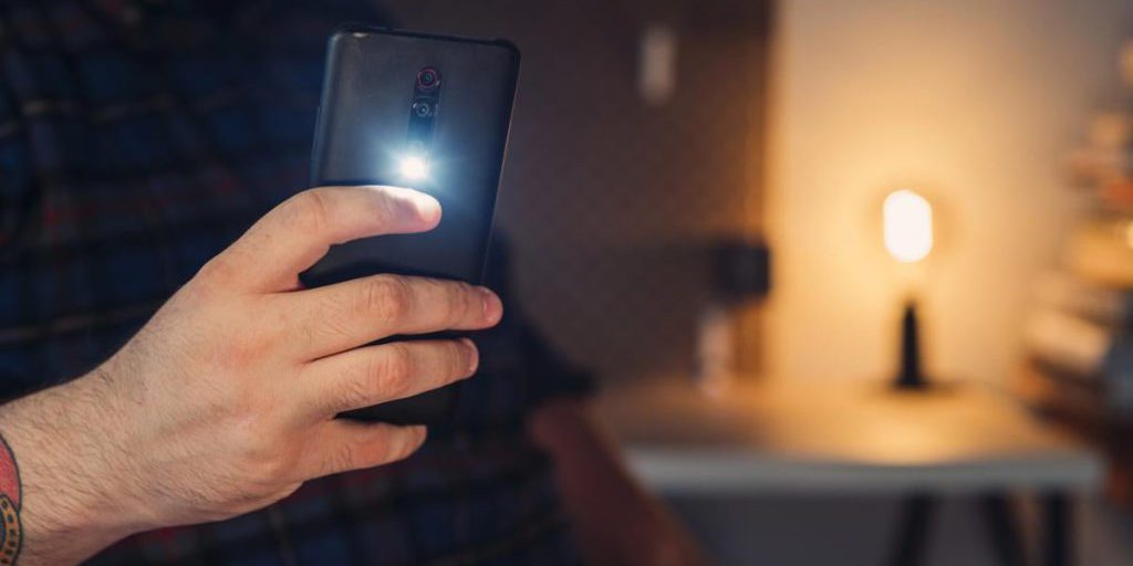 Migliorare l'Accesso alla Funzione di Torcia sui Dispositivi Android per una Maggiore Utilità e Praticità
