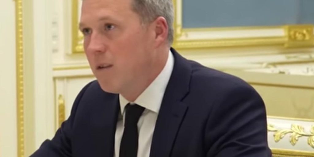 Dan Driscoll, ex banchiere, ha consegnato a Kiev il piano di pace di Trump