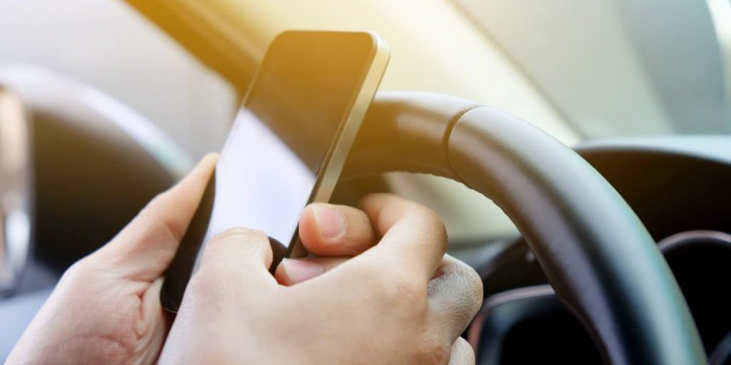 Caricare il telefono in auto tramite USB: è sicuro?