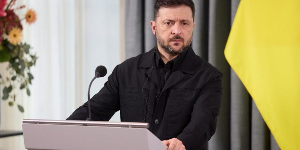 Zelensky: gli Stati Uniti possono schierare truppe in Ucraina e gli europei dovrebbero parlare con Putin