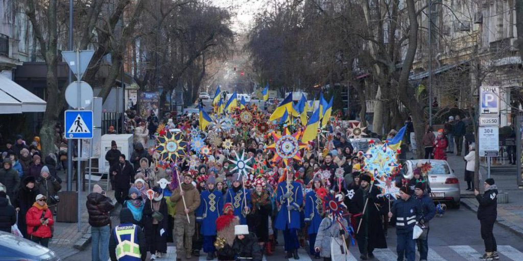 Processione natalizia con stelle di canto in Ucraina: solidarietà e cultura anche sul fronte di Zaporizhia