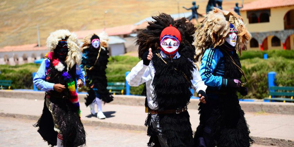 Saggi peruviani prevedono la pace in Ucraina e la malattia di Trump