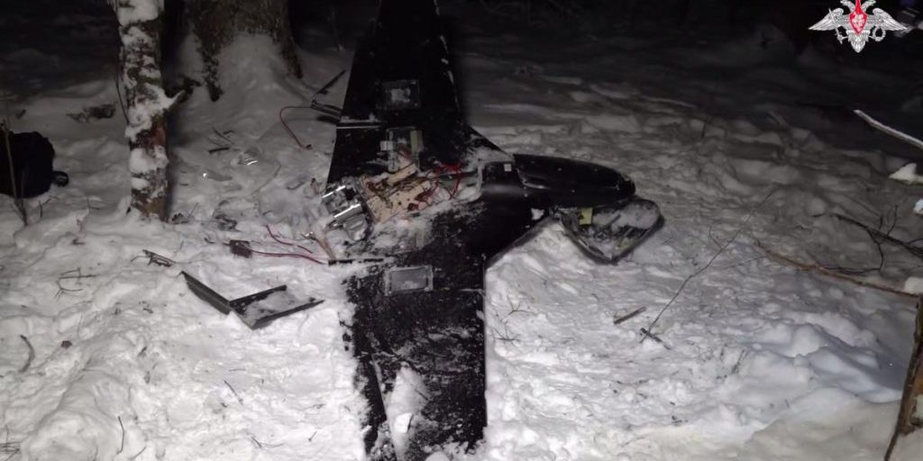 Russia presenta drone abbattuto come prova di attacco alla residenza di Putin