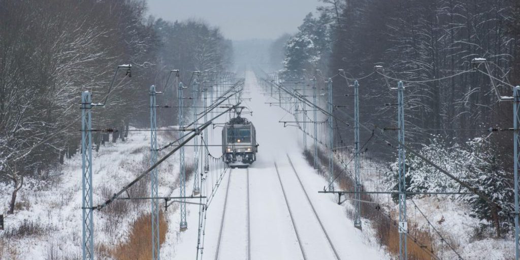 Ghiaccio sulle linee elettriche di Odessa causa ritardi nei treni
