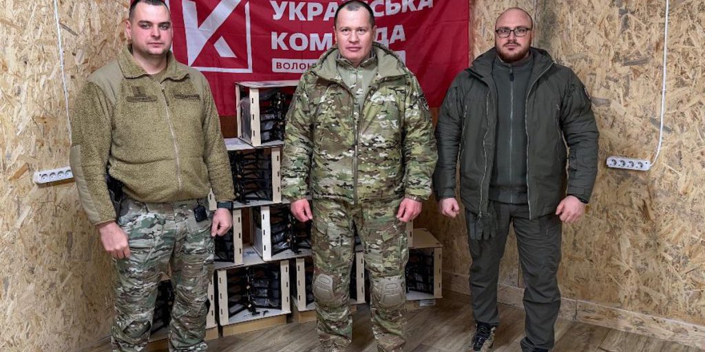 Volontari ucraini consegnano droni alle brigate meccanizzate 28 e 63 durante il Capodanno