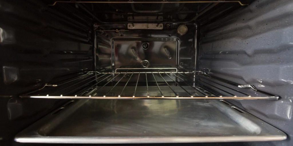 Tre metodi naturali per pulire la teglia del forno senza prodotti chimici aggressivi
