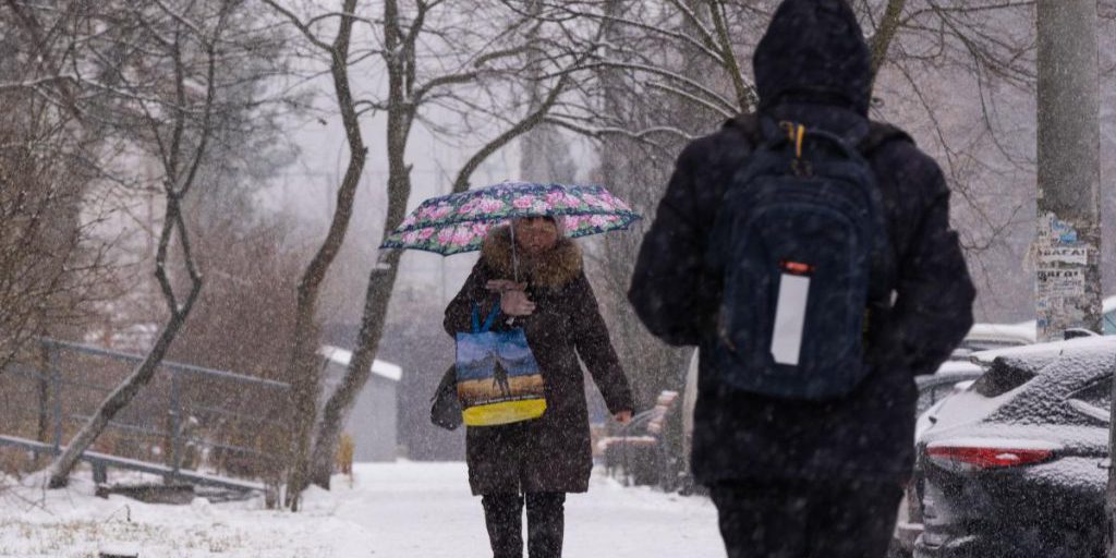 Neve bagnata a Kiev il 7 gennaio: strade scivolose e pericolo per la mobilità