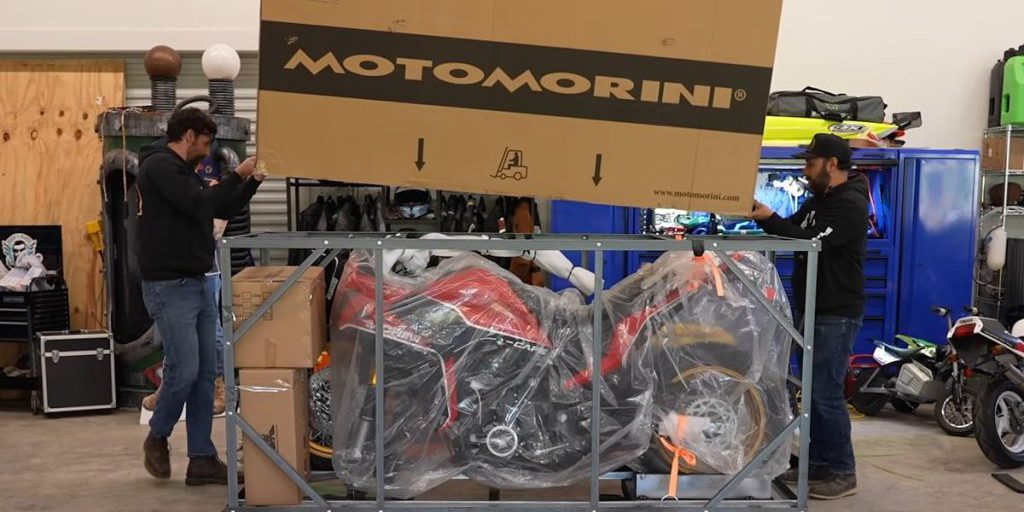 Un americano acquista un motociclo “italiano” in realtà cinese e ne rimane sorpreso per il peso