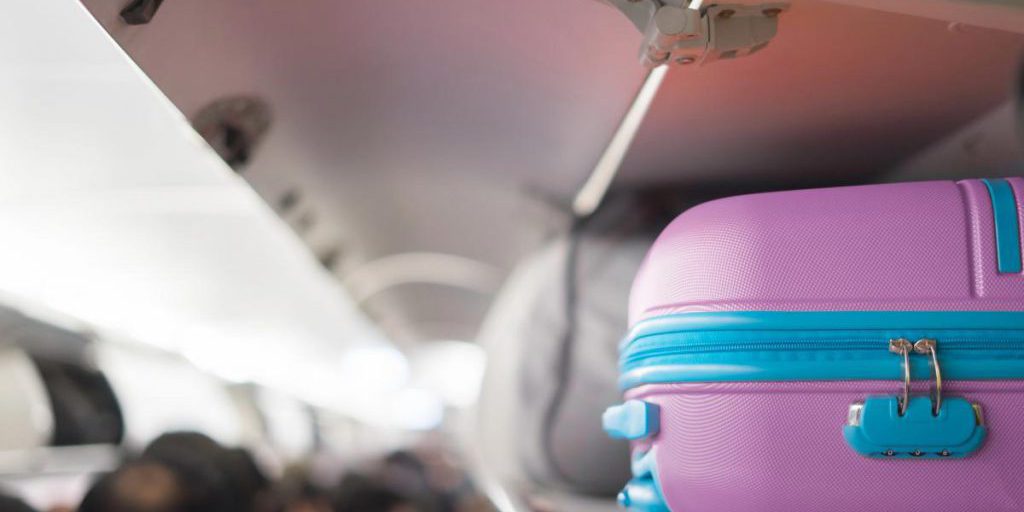 Le compagnie aeree adottano regole più severe per i bagagli a mano: il pilota spiega le motivazioni