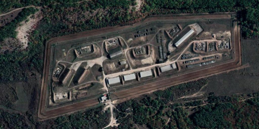 Foto satellitari confermano la distruzione di un deposito di munizioni antartigliere in Crimea all’inizio di gennaio