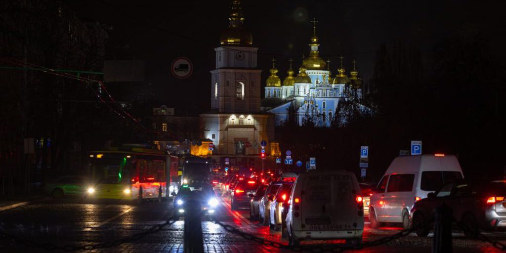 Ucraini affrontano il freddo senza elettricità: dormono in cappelli e riscaldano mattoni
