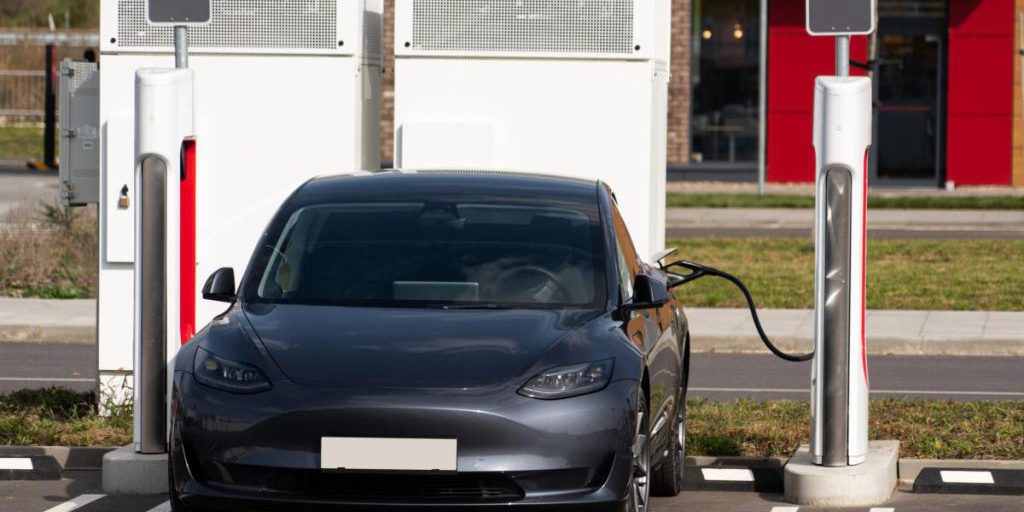 Costi di ricarica pubblica aumentano: l'auto elettrica perde vantaggio economico rispetto alla benzina