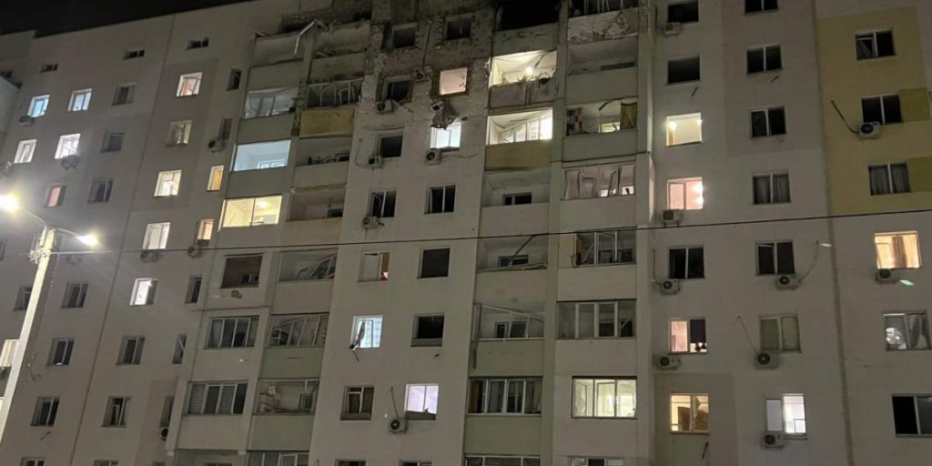 Attacco russo a Kharkiv: edifici residenziali distrutti, feriti in aumento
