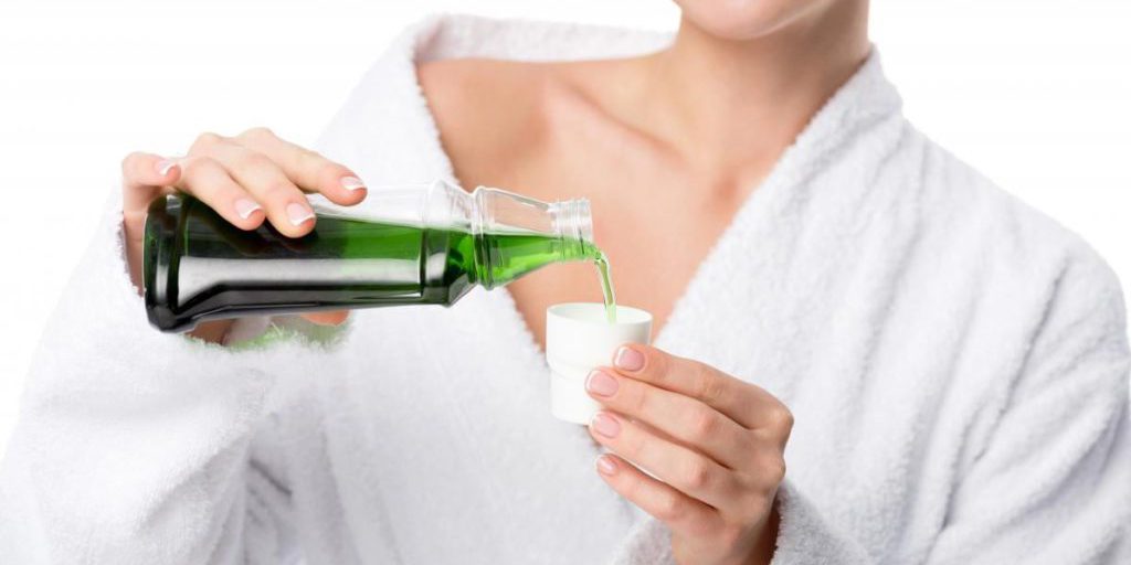 Usare il sale come alternativa al collutorio: consigli dei dentisti per la pulizia orale senza prodotti specifici