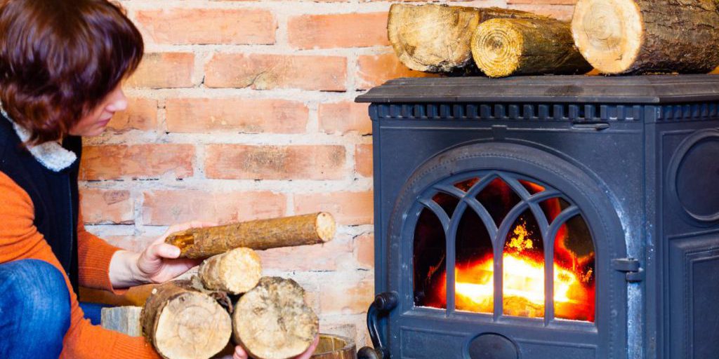 Cosa non mettere nella stufa: 5 errori che possono causare incendi