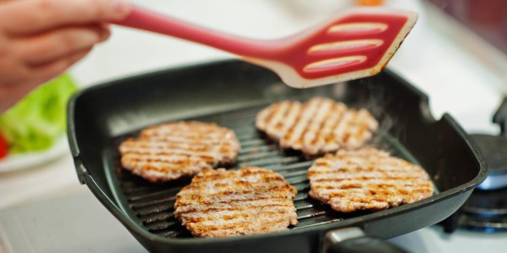 Scongelare la carne in pochi minuti: metodi rapidi e sicuri