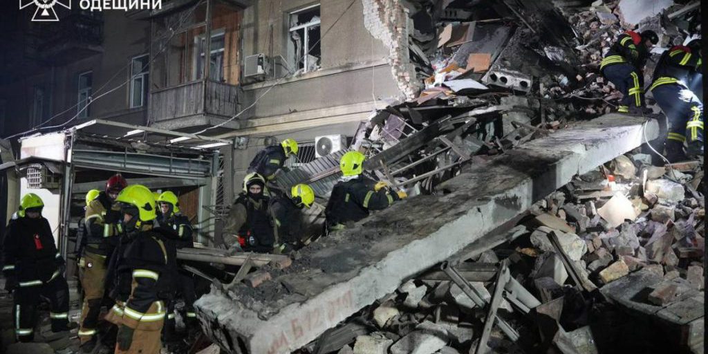 Attacco notturno russo a Odessa: feriti in aumento e ricerca di persone sotto i detriti