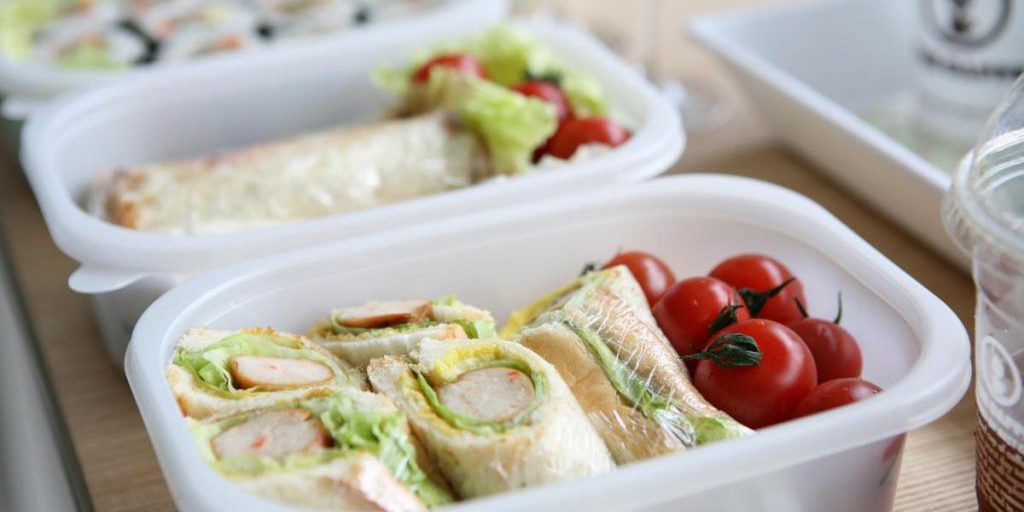 5 prodotti da evitare nei contenitori di plastica monouso, secondo gli esperti