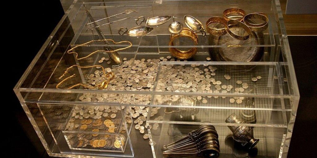 Agricoltore scopre in Gran Bretagna un enorme tesoro antico classificato tra i migliori del II al VII secolo