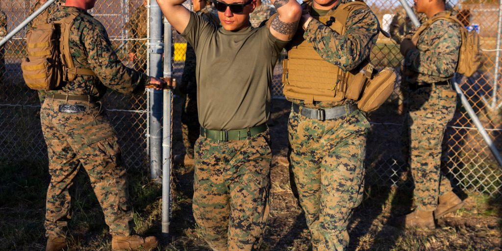 Gli Stati Uniti Svuotano lo Spazio di Detenzione per Migranti a Guantánamo in un Modo Inatteso e Raisi Interrogativi sulla Giustizia e sulla Trasparenza del Processo