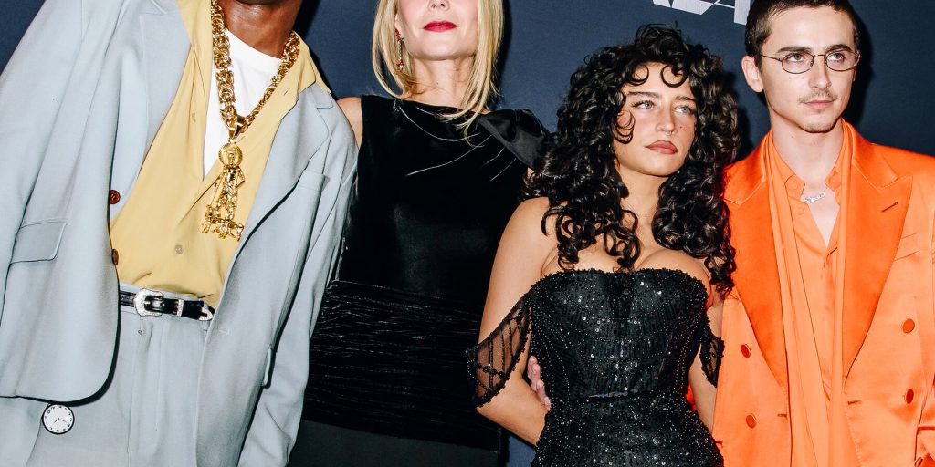 Premiera di “Ping‑Pong”: Chalamet, Paltrow e Mamdani brindano con maiale arrosto e sindaco eletto