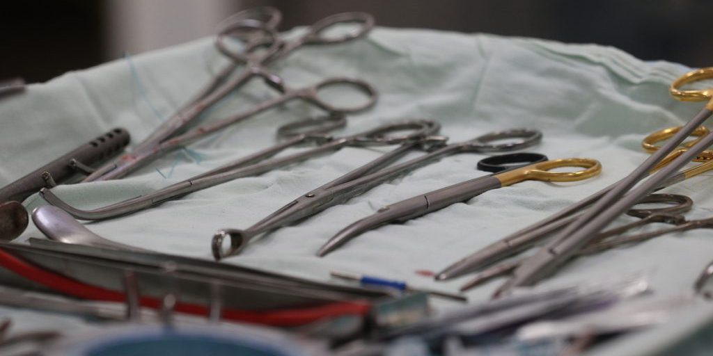 Chirurgi egiziani rimuovono con successo un feto parassita da una neonata di 11 giorni in un'operazione unica e complessa