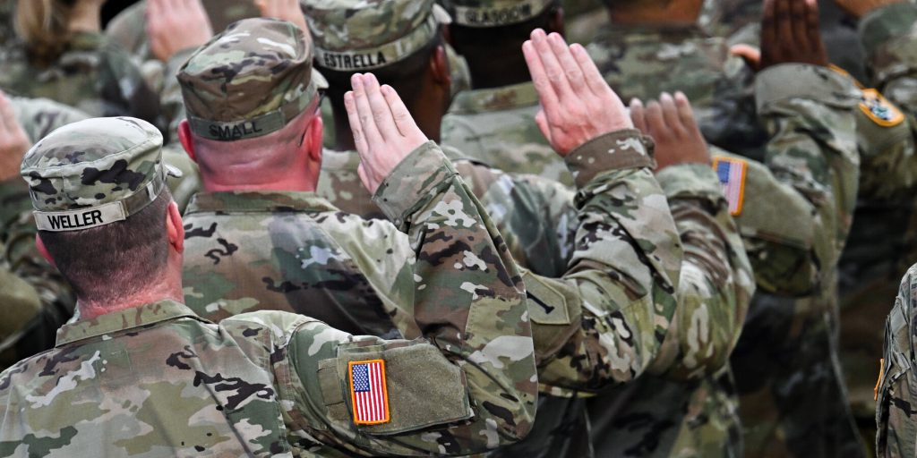 Senato approva legge di difesa da 900 miliardi di dollari, aumenta stipendi militari e rafforza il controllo congressuale