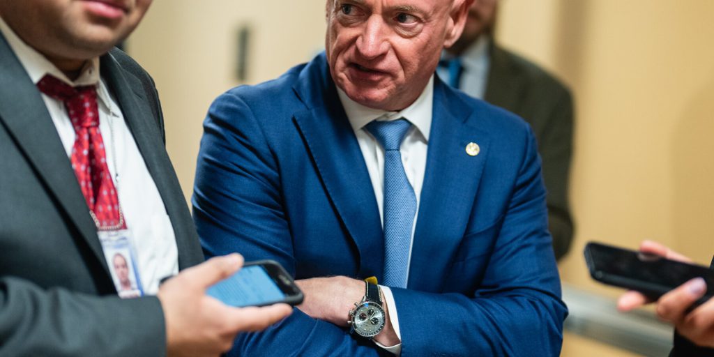 Pentagono avvia indagine di comando contro il senatore Mark Kelly