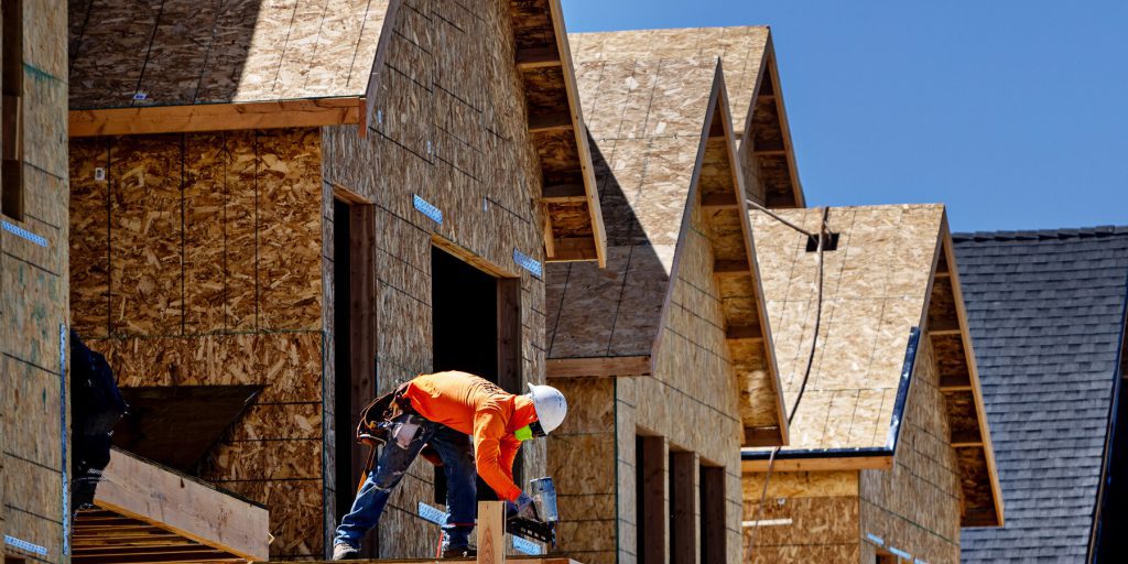 Come le decisioni della Federal Reserve sui tassi di interesse influenzano l'economia e la tua situazione finanziaria