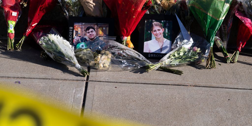 Studente di Brown University in sessione di revisione, un tiratore appare alla porta della classe