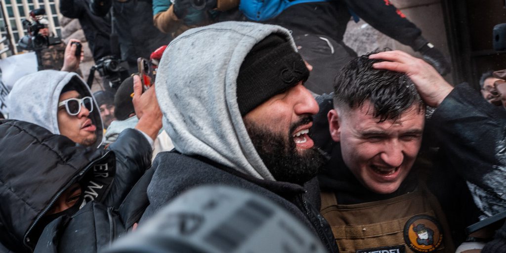 Influencer conservatore in Minneapolis: protesta al municipio e contro-protestanti con palloncini d’acqua