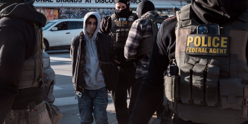 Minneapolis: residenti arrabbiati fronteggiano agenti federali armati in una situazione di caccia e fuga