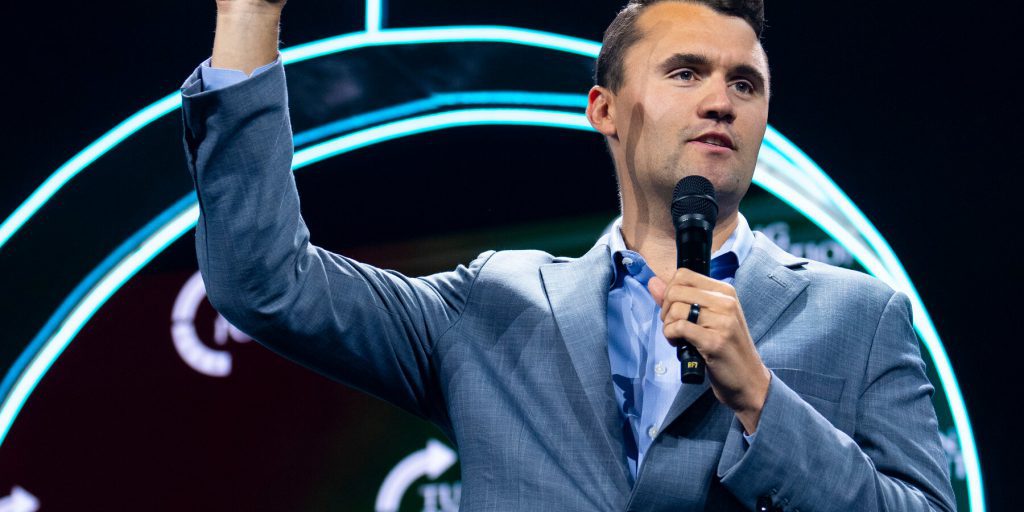 Laurea honoris causa a Charlie Kirk all'Accademia dell'Aeronautica degli Stati Uniti ritirata a causa di posizioni politiche controversie