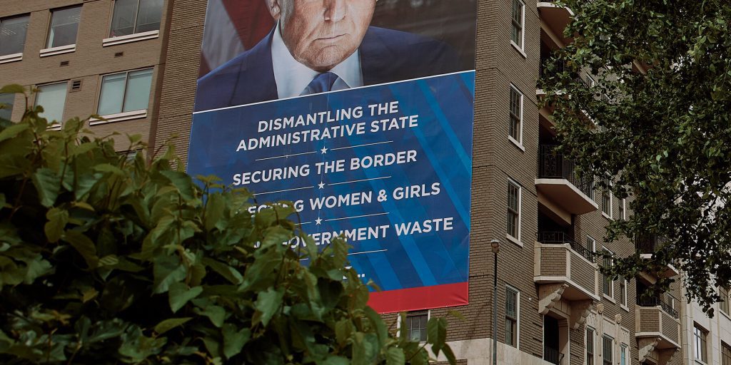 Membro del consiglio di Heritage Foundation si dimette dopo che il presidente ha rifiutato di rimuovere un video che difende Tucker Carlson