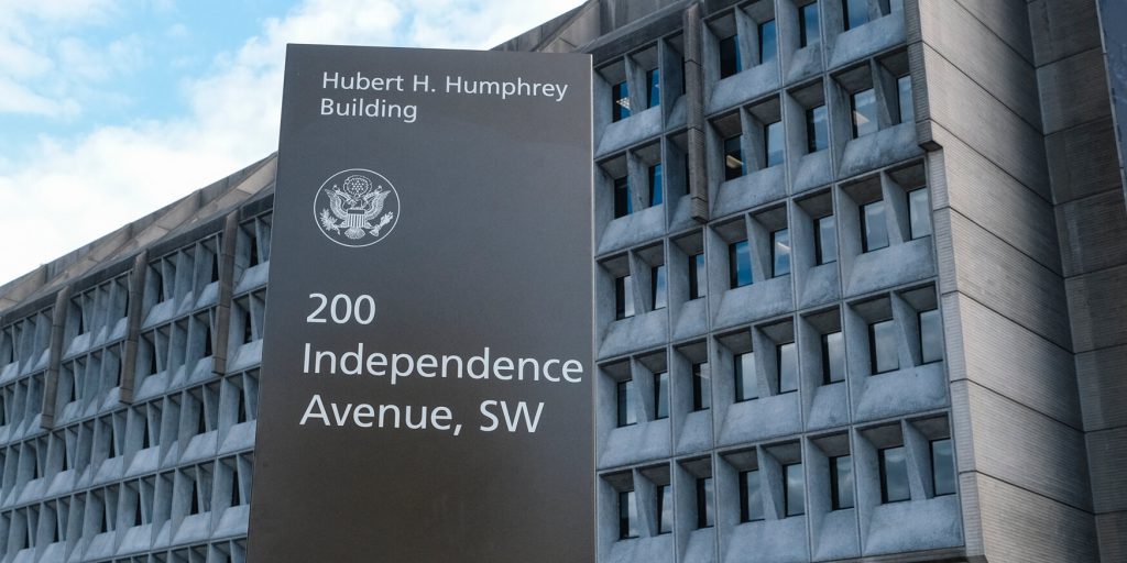 HHS sospende i fondi a organizzazione che si opponeva alle politiche vaccinali di RFK Jr.